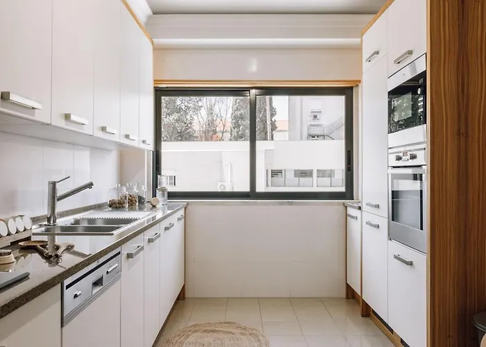 Male - 3 Bedrooms In Arroios Лісабон