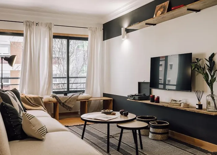 Male - 3 Bedrooms In Arroios Лісабон