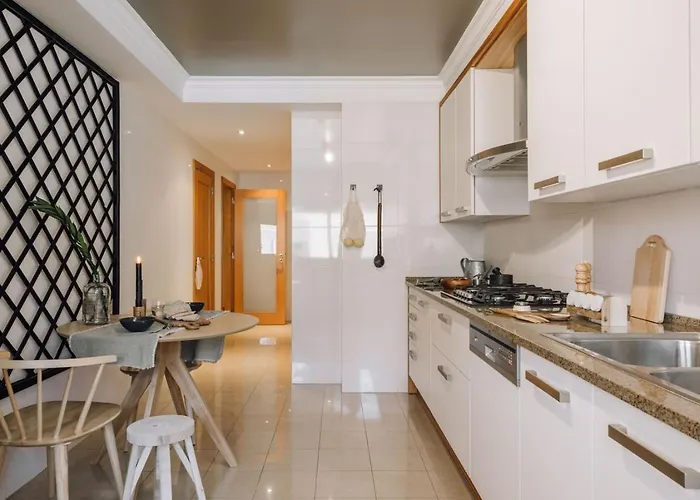 Male - 3 Bedrooms In Arroios شقة *