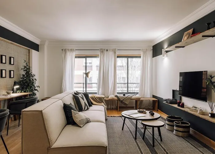 Male - 3 Bedrooms In Arroios شقة